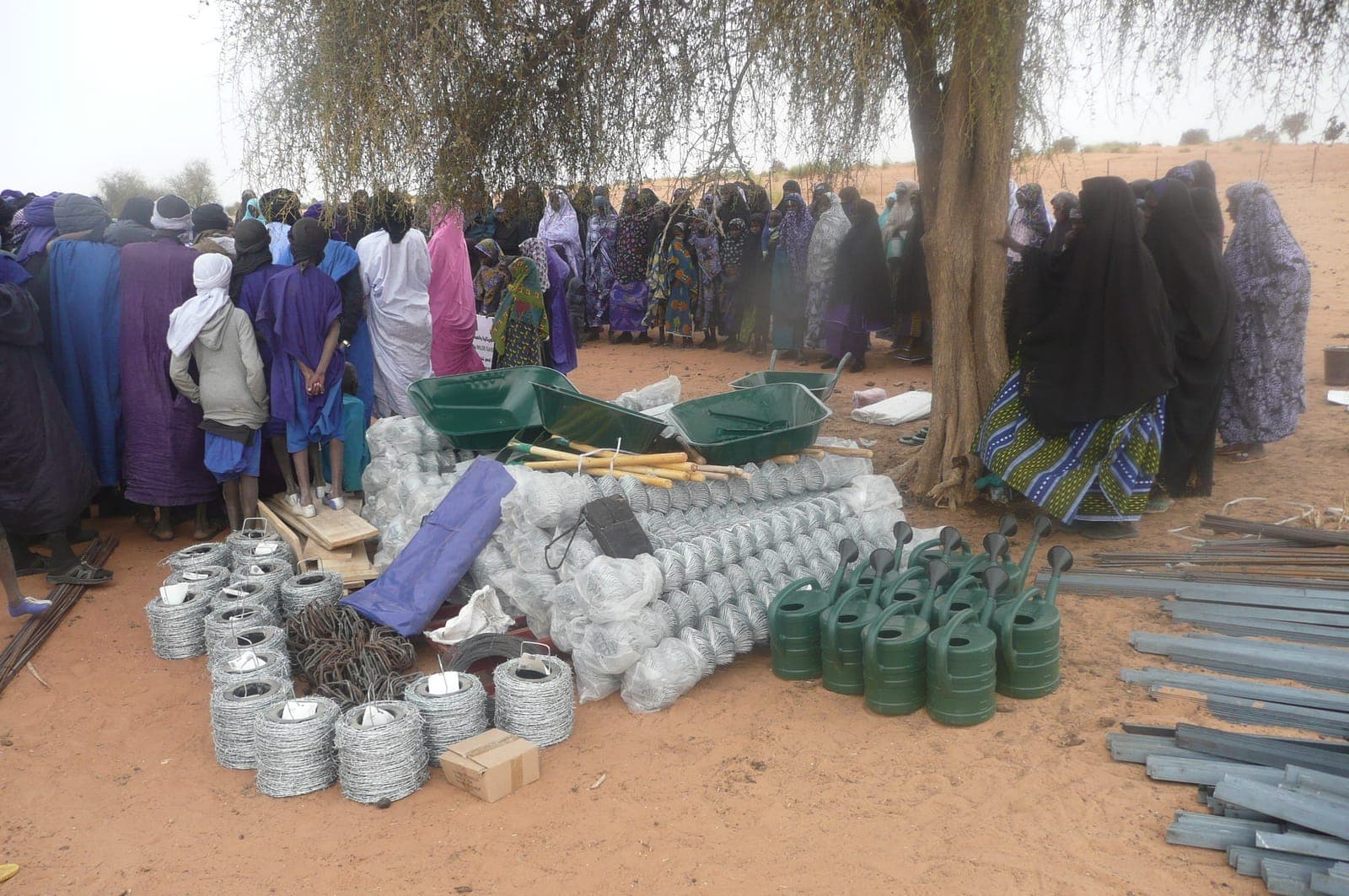 Distribution de matériel agricole aux villageois