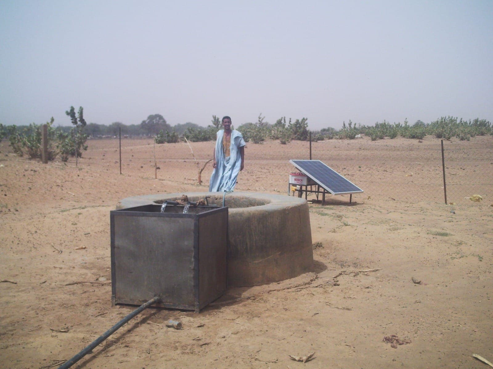 Puits équipé d'une pompe solaire et d'un abreuvoir pour le bétail