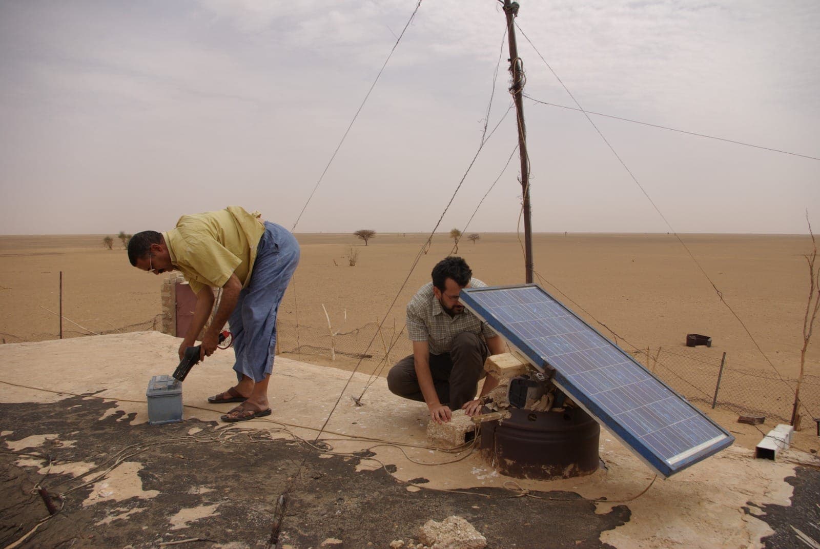 Installation et maintenance d'une pompe solaire sur un forage